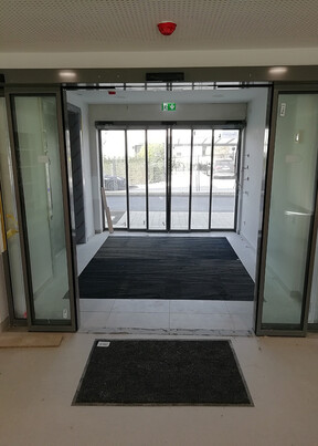 Eingangsbereich Wohnanlage am Wald